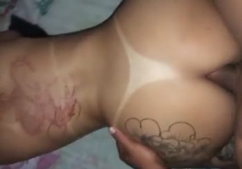 Tatuada rabuda ficou de quatro e levou rola no cuzinho!