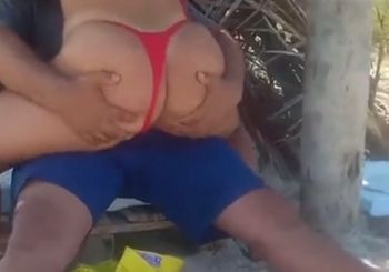 Coroa safada transando na praia, em publico!