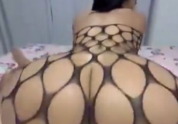 Morena do rabo espetacular sentando gostoso!