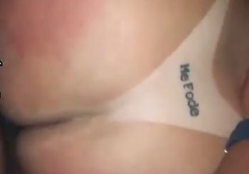 Bunda enorme com tatuagem “me fode” no swing!