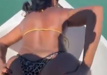 Macetando o cú da safada no passeio de lancha
